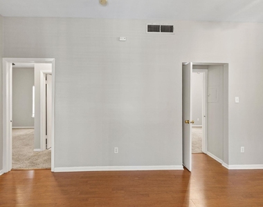 712 Graham Pl - Photo Thumbnail 5