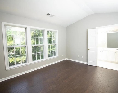 5142 Manerdale Drive Se - Photo Thumbnail 9