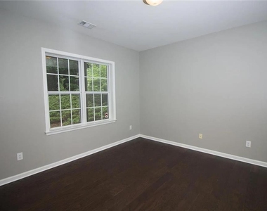 5142 Manerdale Drive Se - Photo Thumbnail 2
