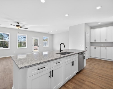 548 Madison St - Photo Thumbnail 20