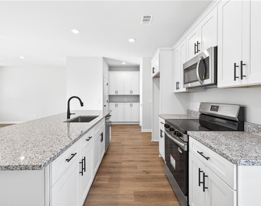 548 Madison St - Photo Thumbnail 18