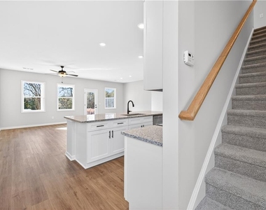 548 Madison St - Photo Thumbnail 3