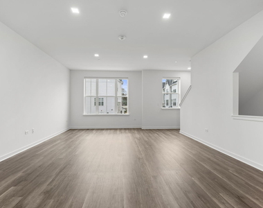 103 E Crystal Lake Avenue - Photo Thumbnail 8