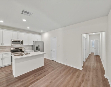 708 West Dallas Street - Photo Thumbnail 8