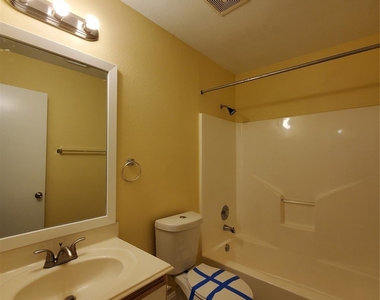 1413 Bridle Path Path - Photo Thumbnail 16