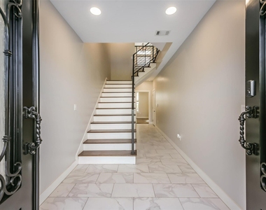 2422 Hadley Street - Photo Thumbnail 4
