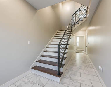 2422 Hadley Street - Photo Thumbnail 5