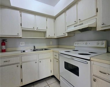 1830 Maravilla Avenue - Photo Thumbnail 12