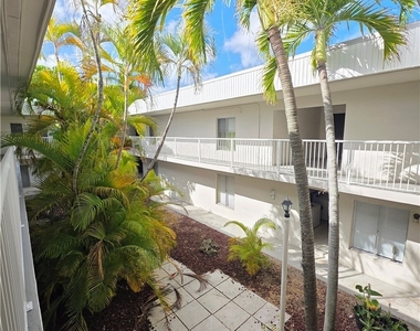 1830 Maravilla Avenue - Photo Thumbnail 18