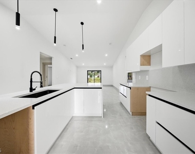 541 Chalet Avenue S - Photo Thumbnail 24