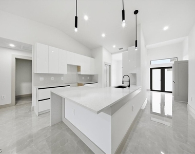 541 Chalet Avenue S - Photo Thumbnail 22