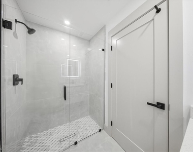 541 Chalet Avenue S - Photo Thumbnail 14