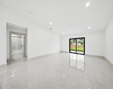 541 Chalet Avenue S - Photo Thumbnail 20