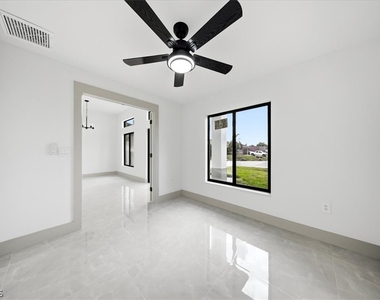 541 Chalet Avenue S - Photo Thumbnail 27