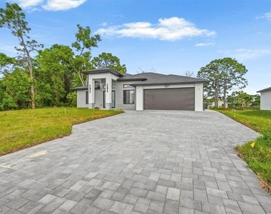 541 Chalet Avenue S - Photo Thumbnail 7