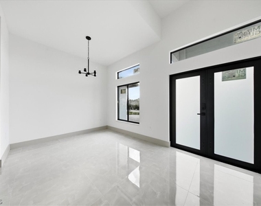 541 Chalet Avenue S - Photo Thumbnail 25