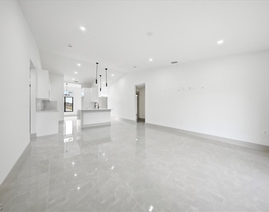 541 Chalet Avenue S - Photo Thumbnail 21