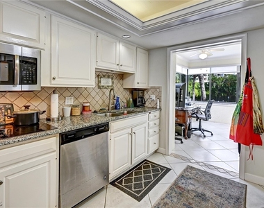 4821 S Landings Drive - Photo Thumbnail 4