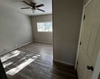 1648 W Rev Dr Ransom Howard Street - Photo Thumbnail 5