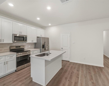 714 West Dallas Street - Photo Thumbnail 4