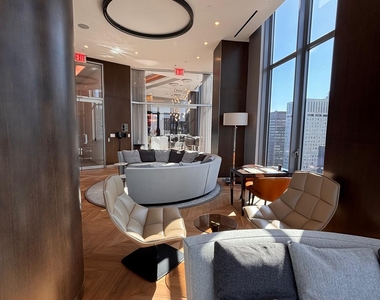 East 44th Street - Photo Thumbnail 7