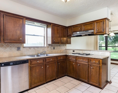 1226 Ferndale Drive - Photo Thumbnail 12