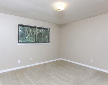 1226 Ferndale Drive - Photo Thumbnail 17