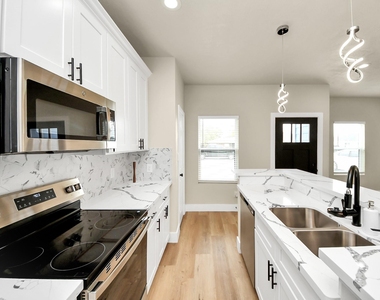 5211 Amy Street - Photo Thumbnail 6