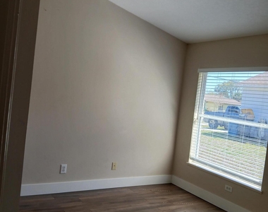 214 Eldron Boulevard Ne - Photo Thumbnail 8