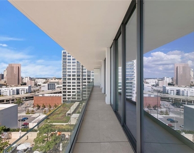 1000 Water Street - Photo Thumbnail 4