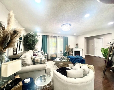 945 Chevy Chase Street - Photo Thumbnail 11