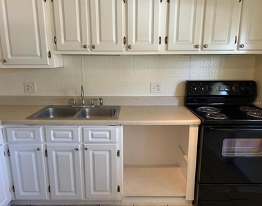 1627 W Oak Ridge Road - Photo Thumbnail 7