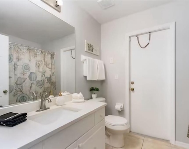 2705 Sw 11th Place - Photo Thumbnail 15