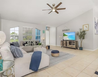 2705 Sw 11th Place - Photo Thumbnail 4