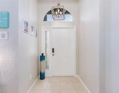 2705 Sw 11th Place - Photo Thumbnail 2