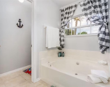 2705 Sw 11th Place - Photo Thumbnail 12