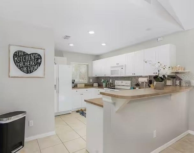 2705 Sw 11th Place - Photo Thumbnail 7