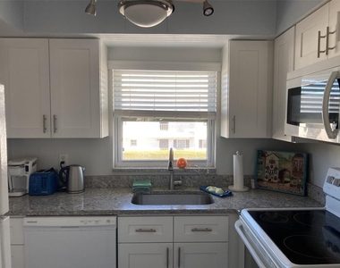 304 47th Avenue Drive W - Photo Thumbnail 3