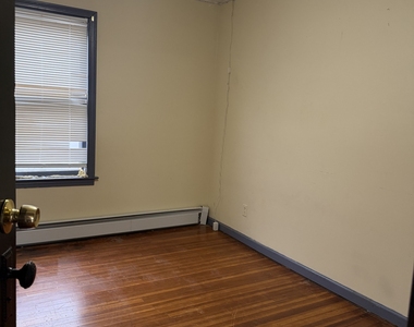 16 Saint Lawrence Street - Photo Thumbnail 2