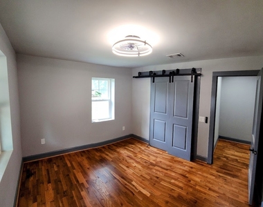 1285 Dallas Highway - Photo Thumbnail 7