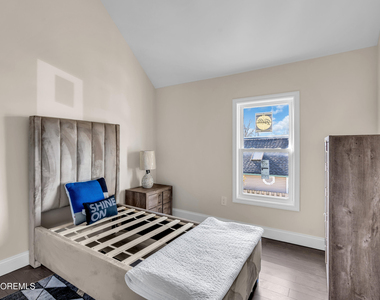 814 Dunlewy Street - Photo Thumbnail 16