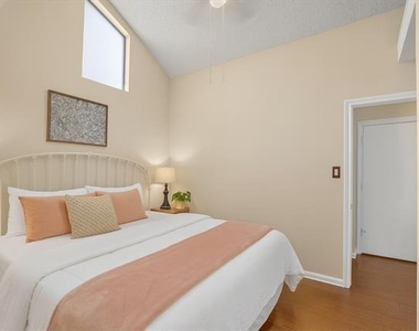 4308 Laguna Drive - Photo Thumbnail 6