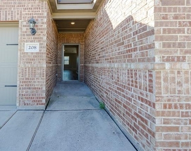 208 Harvey Street - Photo Thumbnail 4