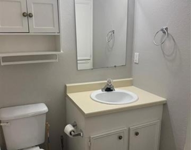 304 E Hickory Street - Photo Thumbnail 8