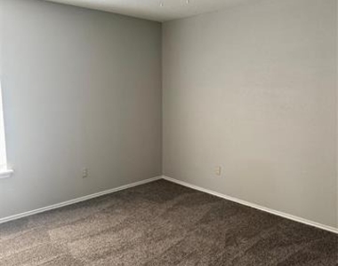 304 E Hickory Street - Photo Thumbnail 5