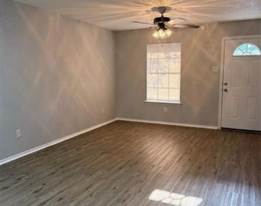 304 E Hickory Street - Photo Thumbnail 2