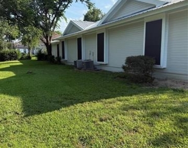 304 E Hickory Street - Photo Thumbnail 1