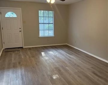 304 E Hickory Street - Photo Thumbnail 3