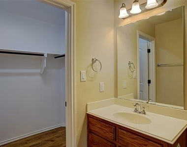 1043 Kenilworth Street - Photo Thumbnail 33