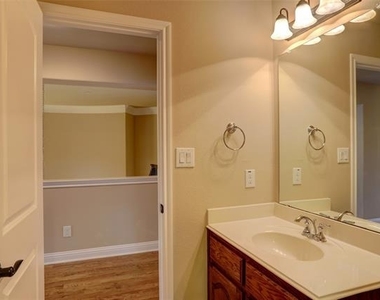 1043 Kenilworth Street - Photo Thumbnail 31